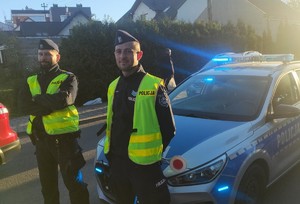 Dzielnicowi podczas obchodu rejonu służbowego w okolicy placów targowych