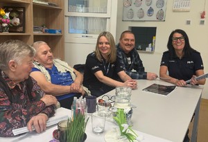 Policjantki podczas spotkania z Seniorami w Kochanówce