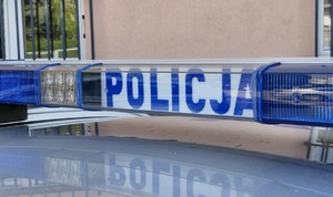 Światła uprzywilejowane zamocowane na dachu pojazdu służbowego oznakowanego, stojącego przy budynku KPP Dębica