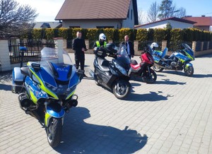 Stojące na parkingu dwa motorowery wraz z kierującymi, dwa motocykle służbowe z Policjantem Wydziału Ruchu Drogowego KPP Dębica