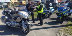 Stojące dwa motocykle służbowe wraz z Policjantem Wydziału Ruchu Drogowego KPP Dębica, oraz motocykl z kierującym