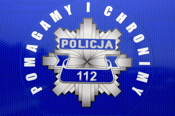 Policyjna gwiazda z napisem POMAGAMY I CHRONIMY