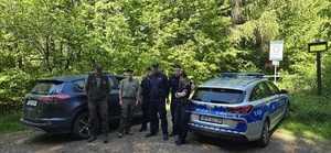 Policjanci oraz Strażnicy Leśni biorący udział w działaniach