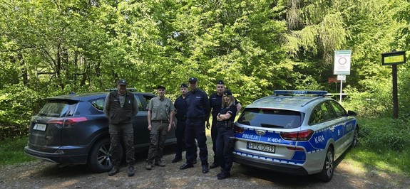 Policjanci oraz Strażnicy Leśni biorący udział w działaniach