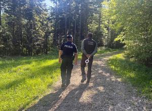 Policjant wraz ze Strażnikiem Leśnym patrolują las