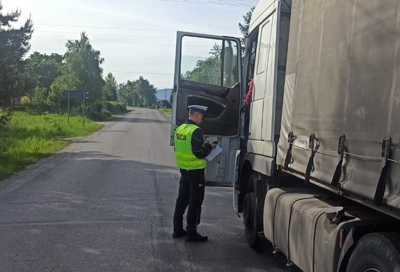 Policjant podczas kontroli stanu trzeźwości kierowcy