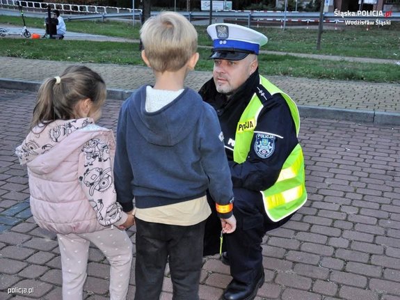 Policjant z dziećmi