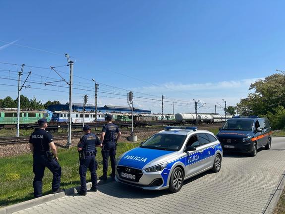 Policjanci wspólnie z funkcjonariuszami SOK, patrolują tereny kolejowe