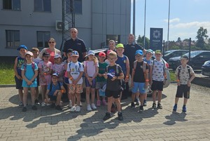 Policjanci podczas spotkania z uczniami, w ramach działań &quot;Bezpieczne Wakacje 2025&quot;