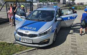 Policjanci podczas spotkania z uczniami, w ramach działań &quot;Bezpieczne Wakacje 2025&quot;