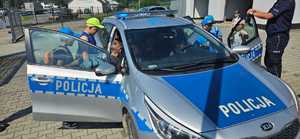 Policjanci podczas spotkania z uczniami, w ramach działań &quot;Bezpieczne Wakacje 2025&quot;