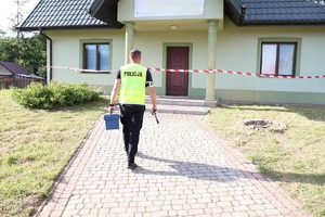 Pirotechnik sprawdza miejsce zamieszkania zaginionego.