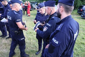 Policjanci odbierają zadania do poszukiwań