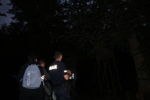 Funkcjonariusze prowadzą negocjacje z odnalezionym mężczyzną