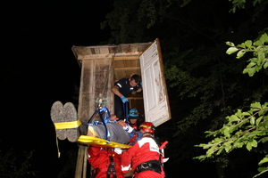 Grupa ratunkowa przygotowuje się do transportu zaginionego