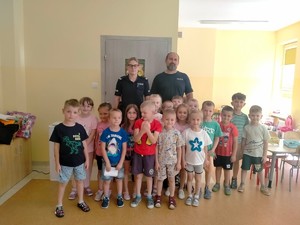 Wspólne zdjęcie policjantów z uczestnikami spotkania.