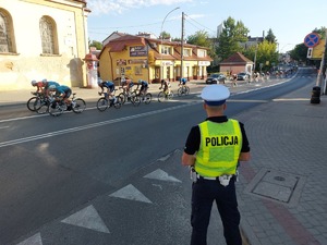 Policjanci podczas zabezpieczenia wyścigu kolarskiego.