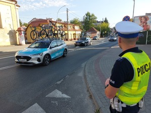 Policjanci podczas zabezpieczenia wyścigu kolarskiego.