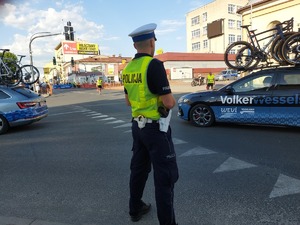 Policjanci podczas zabezpieczenia wyścigu kolarskiego.