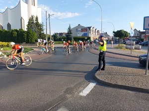 Policjanci podczas zabezpieczenia wyścigu kolarskiego.