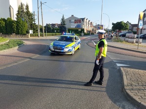 Policjanci podczas zabezpieczenia wyścigu kolarskiego.