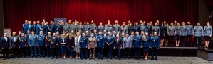 Pamiątkowe zdjęcie uczestników obchodów dębickiego Święta Policji
