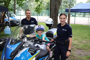 Policjantka i policjant podczas pikniku rodzinnego