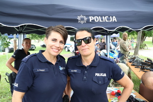 Policjantki obsługujące piknik
