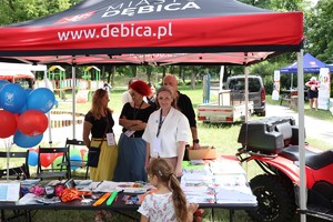 Stanowiska instytucji biorących udział w pikniku.