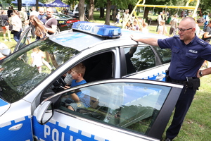 Policjant przy radiowozie