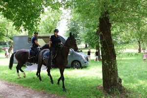 Policjanci z końmi służbowymi podczas objazdu parku