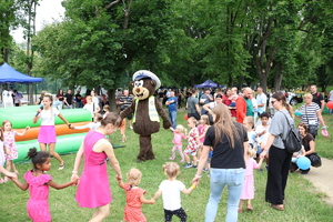 Maskotka pikniku bierze udział w animacjach dla dzieci