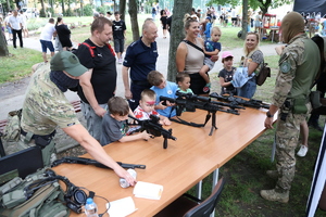 Policyjni kontrterroryści podczas prezentacji wyposażenia