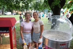 Panie dbające o poczęstunek dla uczestników pikniku