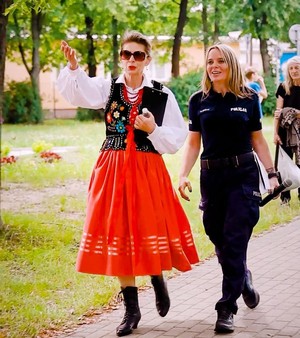 Prowadząca piknik policjantka wraz członkinią kapeli &quot;Brzosty&quot;