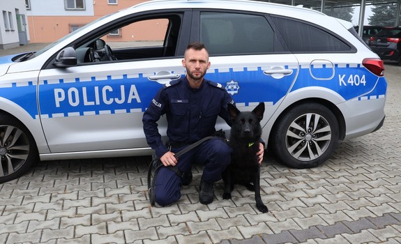 Przewodnik policyjny wraz z psem służbowym