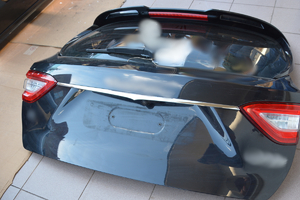 Pokrywa bagażnika Maserati w kolorze czarnym