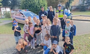 Policjanci podczas spotkania z przedszkolakami.