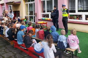 Policjanci podczas spotkania z przedszkolakami.