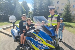 Policjanci podczas spotkania z przedszkolakami.