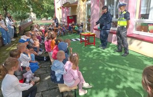 Policjanci podczas spotkania z przedszkolakami.