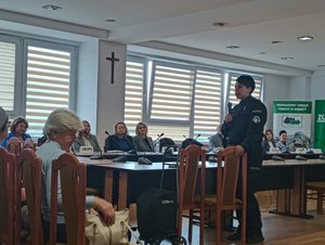 Policjantka podczas prelekcji
