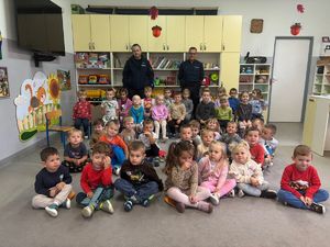 Policjanci z Żyrakowa podczas spotkania z dziećmi w Bobrowej