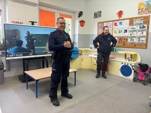 Policjanci z Żyrakowa podczas spotkania z dziećmi w Bobrowej