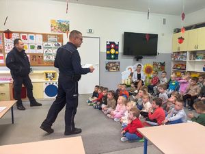 Policjanci z Żyrakowa podczas spotkania z dziećmi w Bobrowej