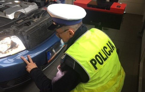 Policjanci podczas kontroli oświetlenia