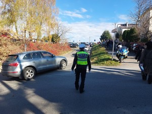 Policjanci dębickiej drogówki podczas zabezpieczenia ruchu drogowego w rejonie cmentarzy.