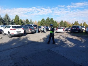 Policjanci dębickiej drogówki podczas zabezpieczenia ruchu drogowego w rejonie cmentarzy.