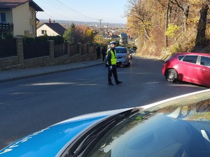 Policjanci dębickiej drogówki podczas zabezpieczenia ruchu drogowego w rejonie cmentarzy.