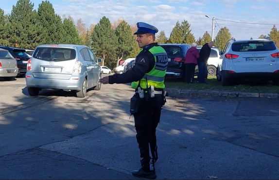 Policjant podczas kierowania ruchem